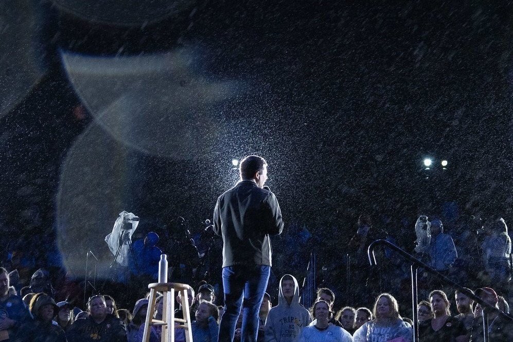  Pete Buttigieg gives a stump speech in the rain to over 600 people in Waterloo, IA, Sept 22, 2019. Photo by @ChuckKennedyDC 
