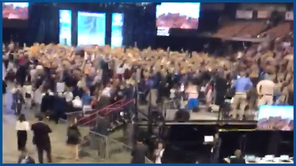 Another short video of the crowd reception when Pete comes out. You can hear the Pete chant in this one. Posted by John Nordberg.