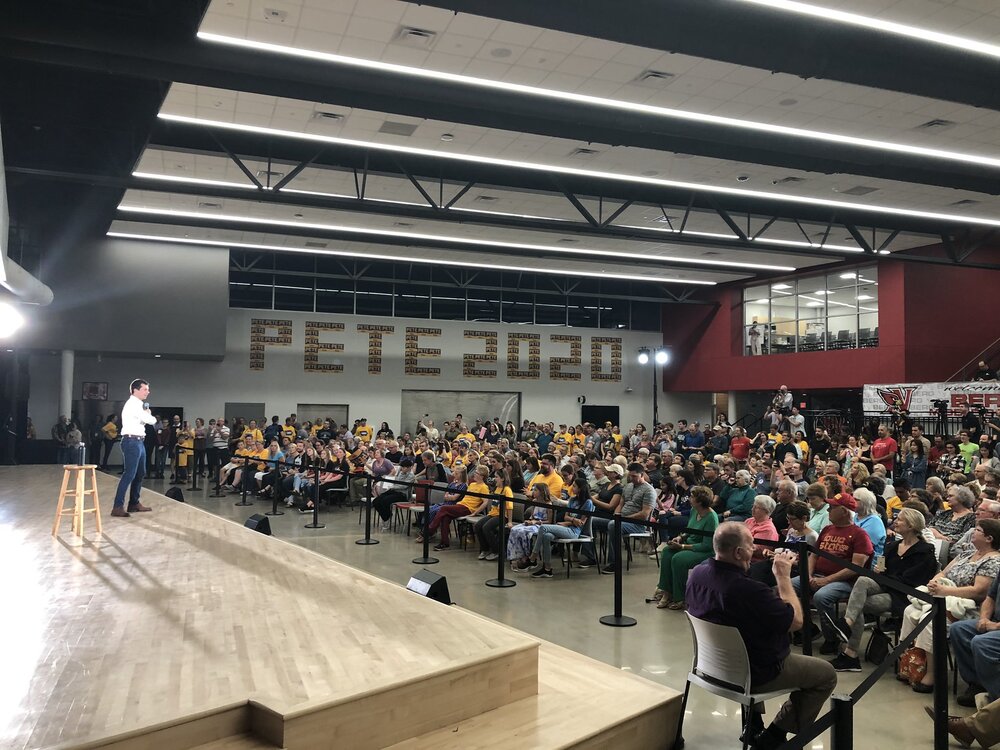 Ben Halle tweeted with photo with the text “.@PeteButtigieg takes the stage to a standing ovation of 450 in Newton. #IACaucus”