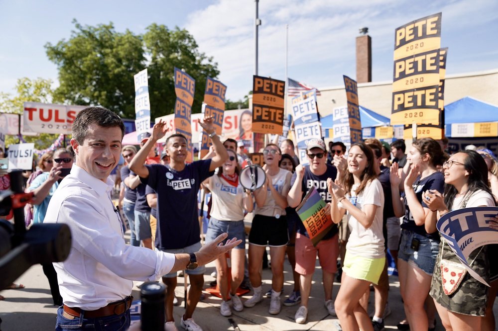  Pete Butgtigieg with his supporters at the Wing Ding in Iowa, Aug 8, 2019 